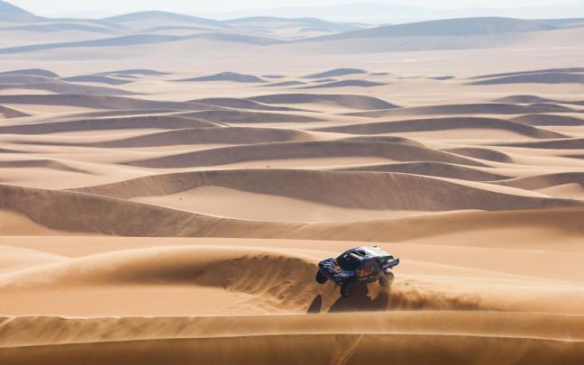 Nani Roma afronta las dunas durante la octava etapa del Rally Dakar, en la que se situó como nuevo líder.