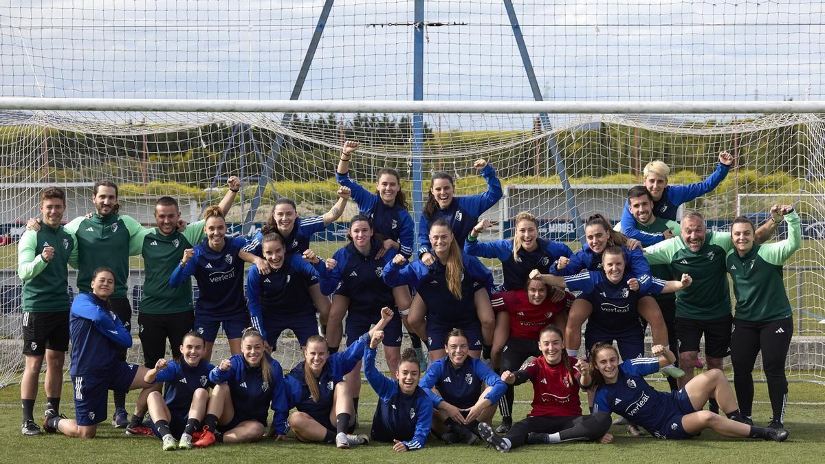 Las jugadoras de Osasuna posan antes comenzar el camino al ascenso en las semifinales de playoff.