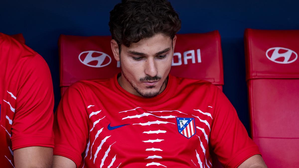 Julian Álvarez, del Atlético de Madrid, antes del partido en el que sus propios aficionados lo abuchearon por su deseo de abandonar el club.