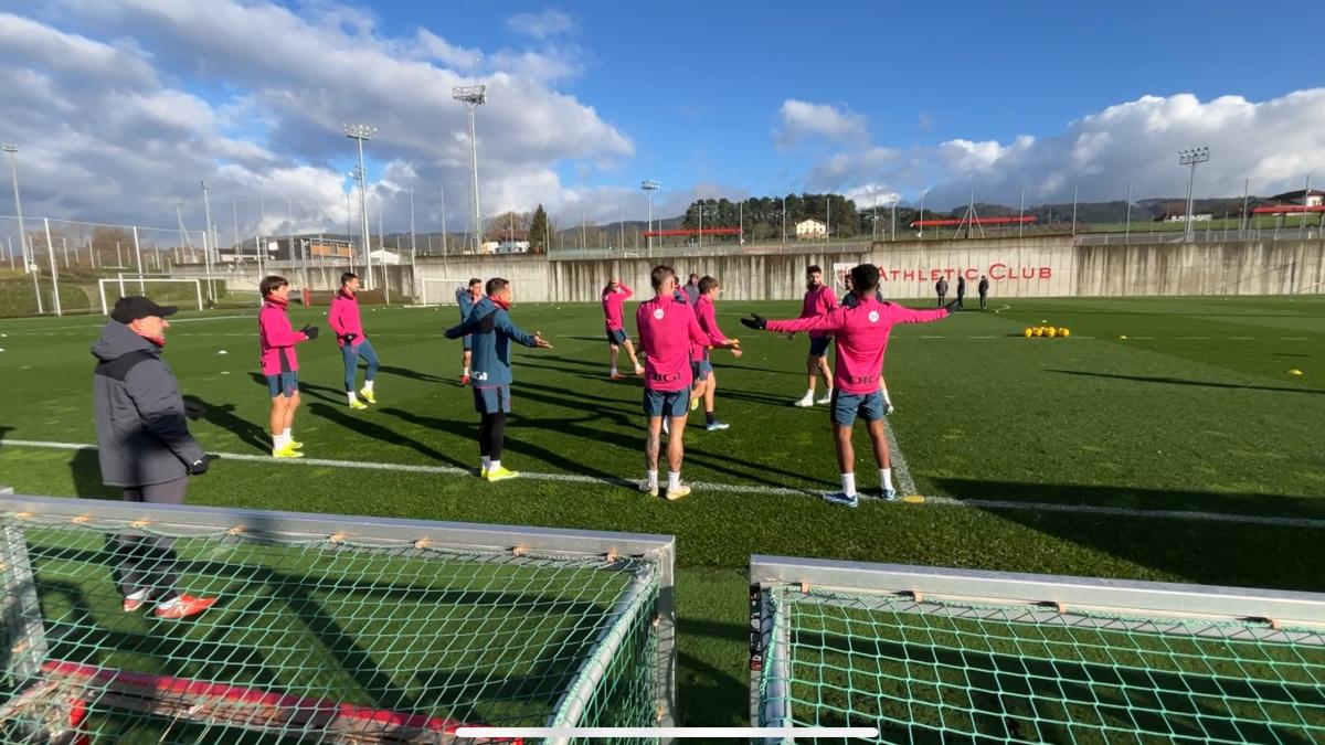 Con solo 13 futbolistas de campo, el Athletic se ha ejercitado en un único rondo