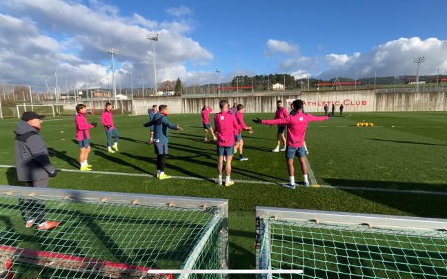 Con solo 13 futbolistas de campo, el Athletic se ha ejercitado en un único rondo