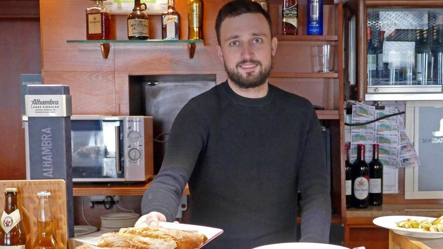 Adur Lasa Unziti, dentro del bar restaurante Iturri Eder.