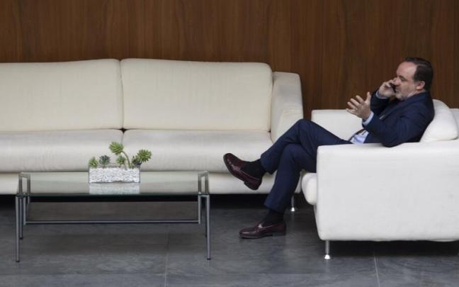 Javier Esparza, presidente de UPN, habla por teléfono en el atrio del Parlamento