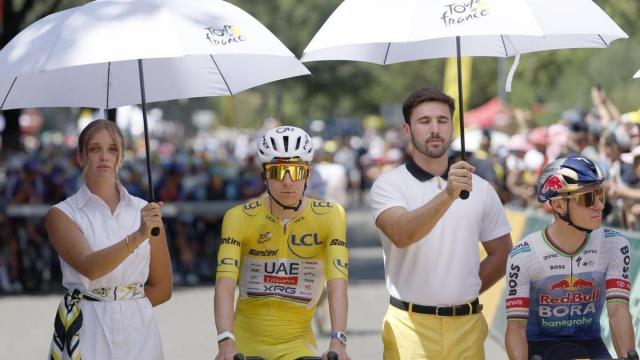 Pogacar y Evenepoel, que recibieron la visita de los inspectores, antes de la salida.