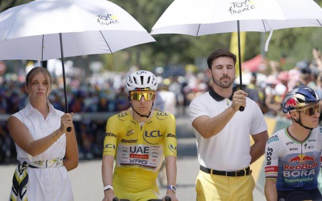 Pogacar y Evenepoel, que recibieron la visita de los inspectores, antes de la salida.