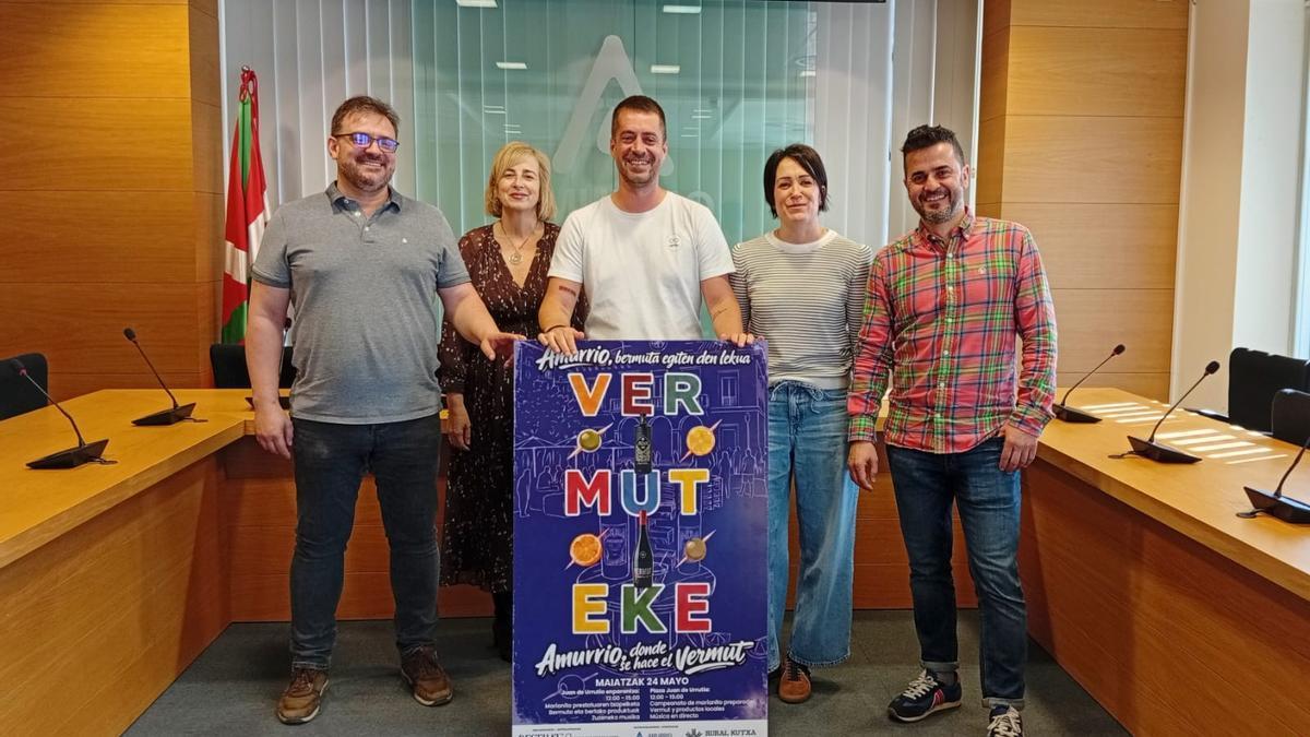 La presentación de Vermuteke ha tenido lugar este lunes en el Ayuntamiento de Amurrio