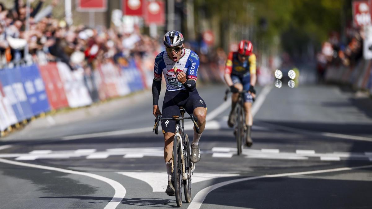 Evenepoel celebra el triunfo en la Amstel Gold Race.