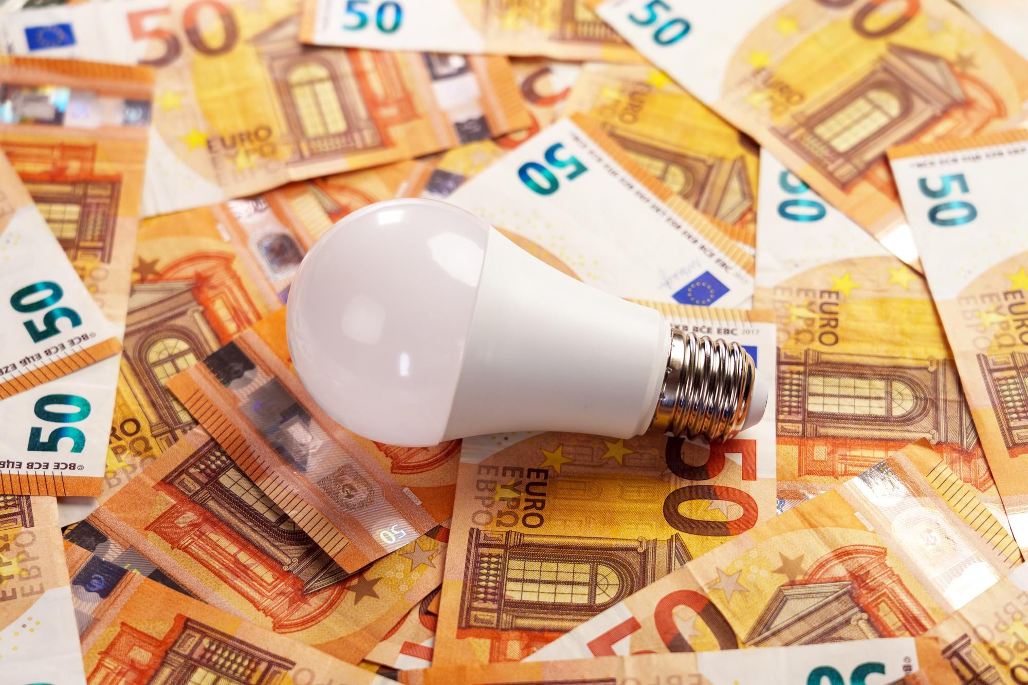 Una bombilla halógena sobre billetes de 50 euros.