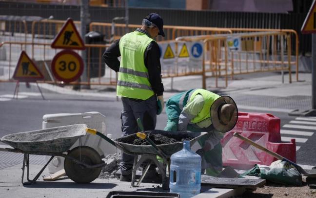 Varios obreros trabajan en una obra. Varios obreros trabajan en una obra.
