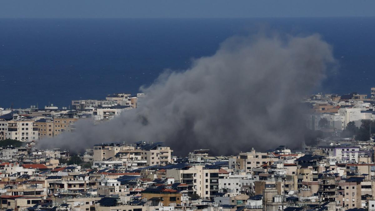 Columnas de humo se elevan tras los ataques aéreos israelíes sobre Dahieh, en los suburbios del sur de Beirut.