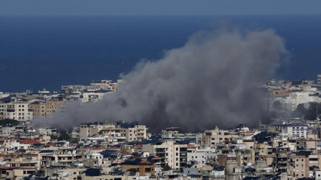 Columnas de humo se elevan tras los ataques aéreos israelíes sobre Dahieh, en los suburbios del sur de Beirut.
