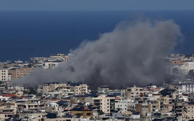 Columnas de humo se elevan tras los ataques aéreos israelíes sobre Dahieh, en los suburbios del sur de Beirut.