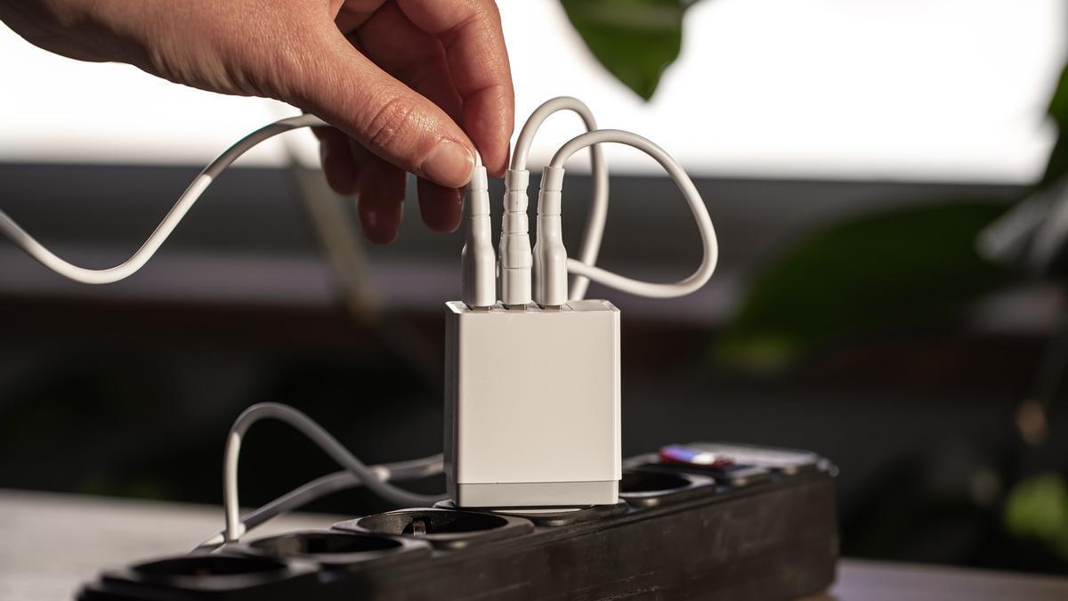 Un cargador enchufado en una regleta.