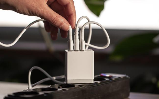 Un cargador enchufado en una regleta.