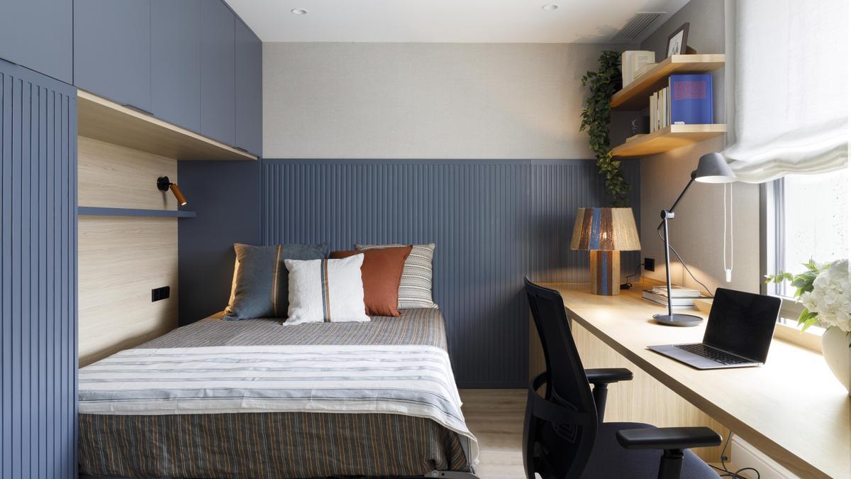 El despacho con la cama abatible abierta.