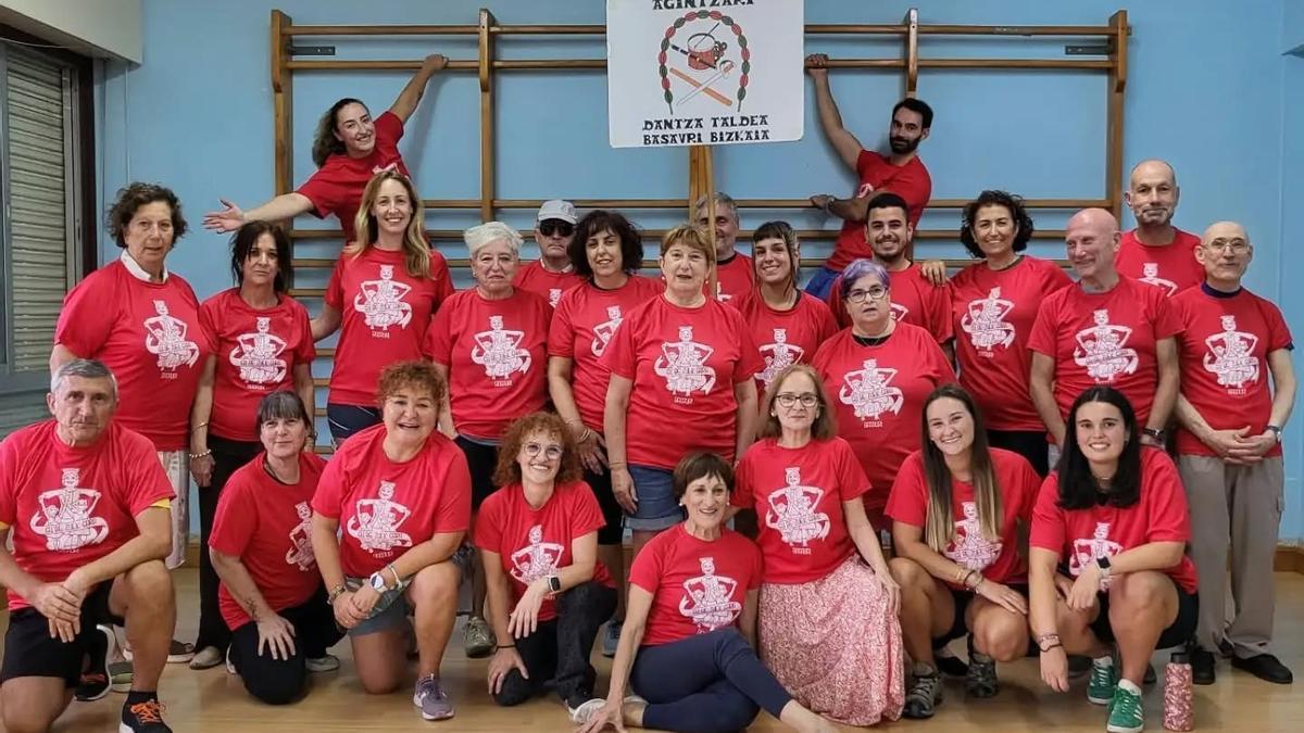 Agintzari Dantza Taldea ya tiene sus camisetas rojas u bailará el Aurresku