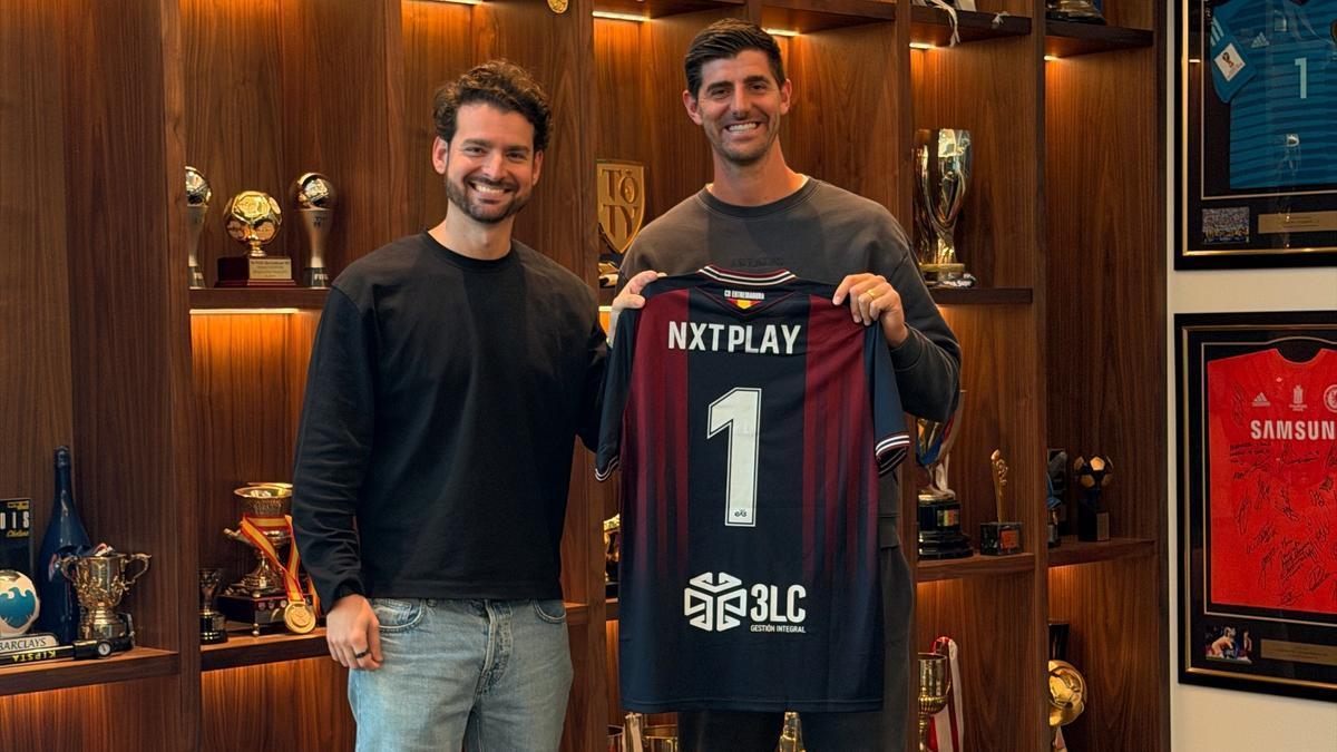 El belga Thibaut Courtois, cofundador de NXTPLAY, junto a Gonzalo Vila, cofundador de NXTPLAY, que se incorpora al Consejo de Administración del CD Extremadura como vicepresidente.