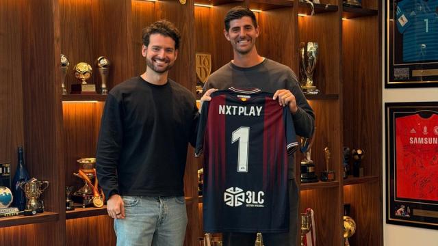 El belga Thibaut Courtois, cofundador de NXTPLAY, junto a Gonzalo Vila, cofundador de NXTPLAY, que se incorpora al Consejo de Administración del CD Extremadura como vicepresidente.