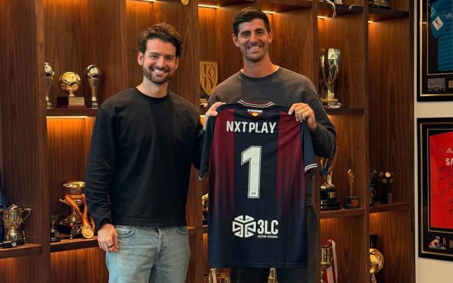 El belga Thibaut Courtois, cofundador de NXTPLAY, junto a Gonzalo Vila, cofundador de NXTPLAY, que se incorpora al Consejo de Administración del CD Extremadura como vicepresidente.