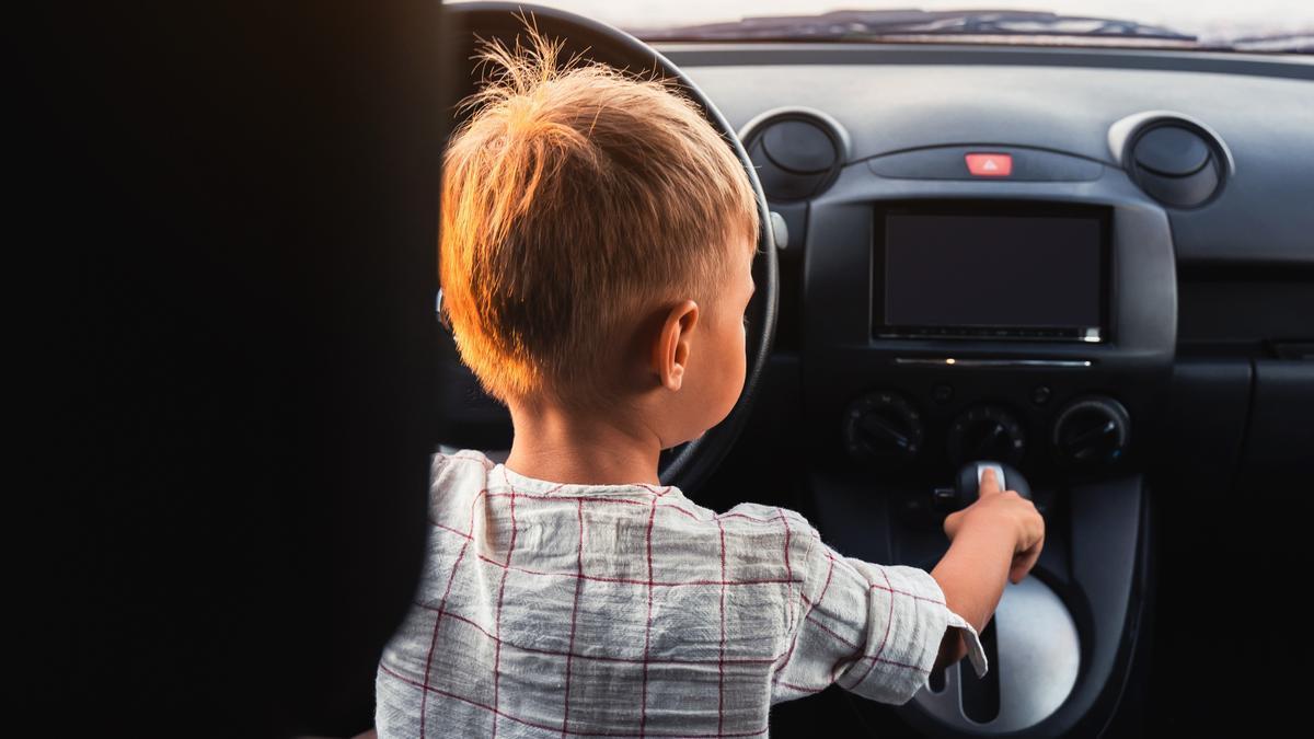 Un niño ajeno a esta historia juega dentro de un coche.