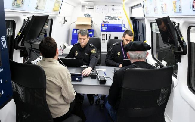 La furgoneta está dotada del equipo necesario para llevar a cabo la tramitación de los documentos con rapidez.