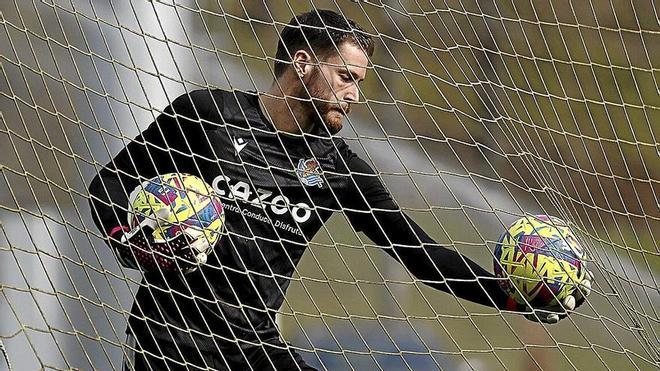 Remiro sujeta dos balones dentro de la portería en un entrenamiento. / RUBEN PLAZA