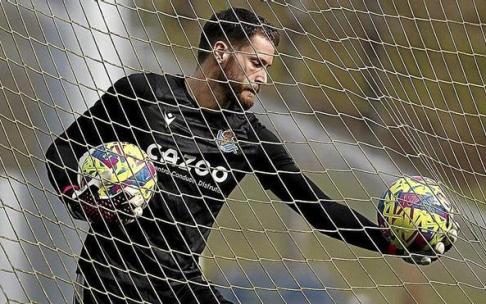 Remiro sujeta dos balones dentro de la portería en un entrenamiento. / RUBEN PLAZA