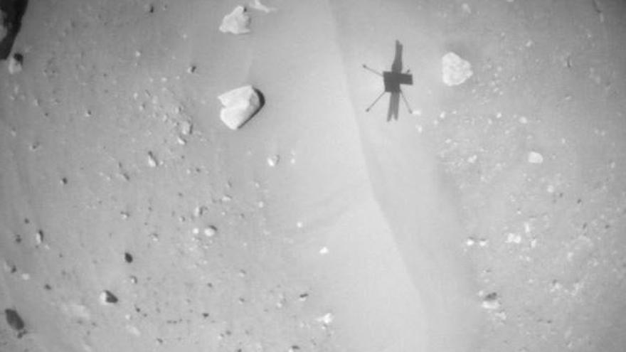 Imagen de la sombra de Ingenuity en el suelo de Marte durante el vuelo 57