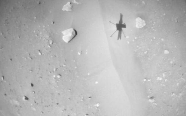 Imagen de la sombra de Ingenuity en el suelo de Marte durante el vuelo 57 Imagen de la sombra de Ingenuity en el suelo de Marte durante el vuelo 57