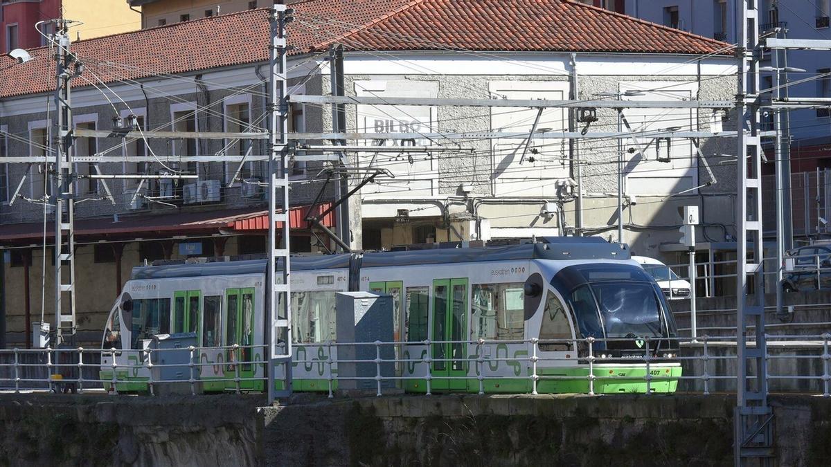 El tranvía pasa por la estación de Atxuri, donde se encuentran hoy en día las cocheras.