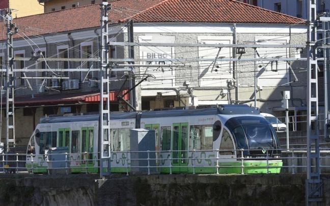 El tranvía pasa por la estación de Atxuri, donde se encuentran hoy en día las cocheras.