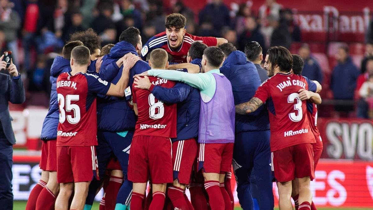 Los jugadores de Osasuna celebran la victoria en el Sánchez-Pizjuán.