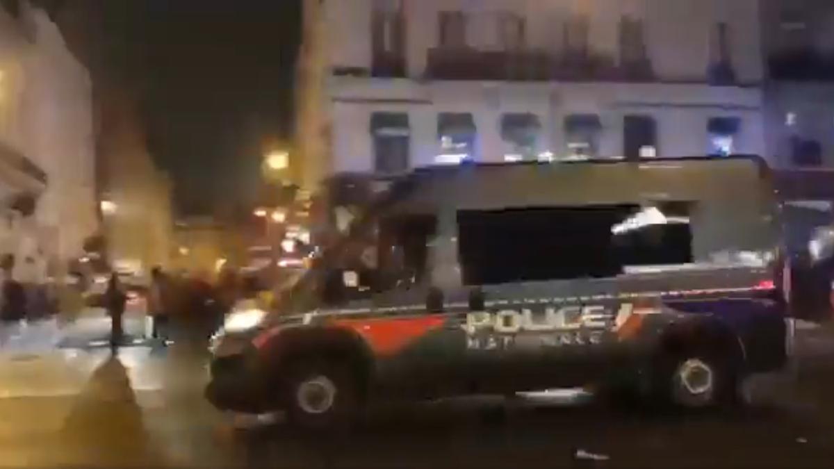Una furgoneta de la Policía avanza por una calle de París.