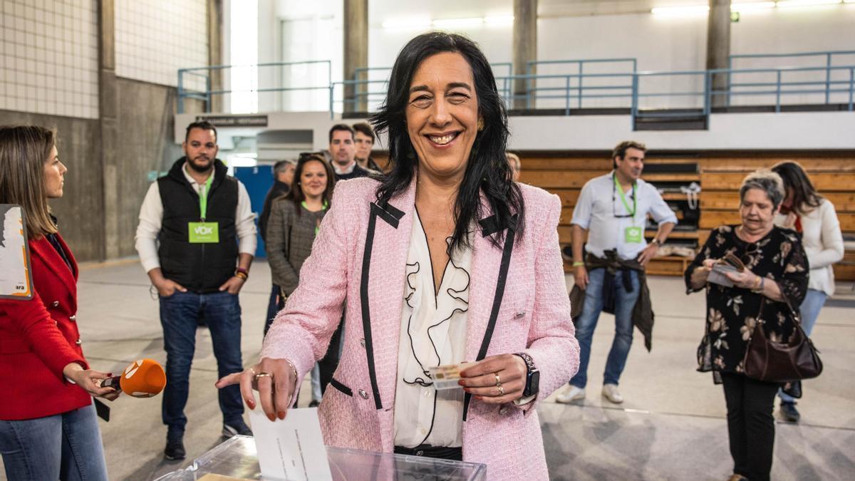 Amaia Martínez deposita su voto en Gasteiz.