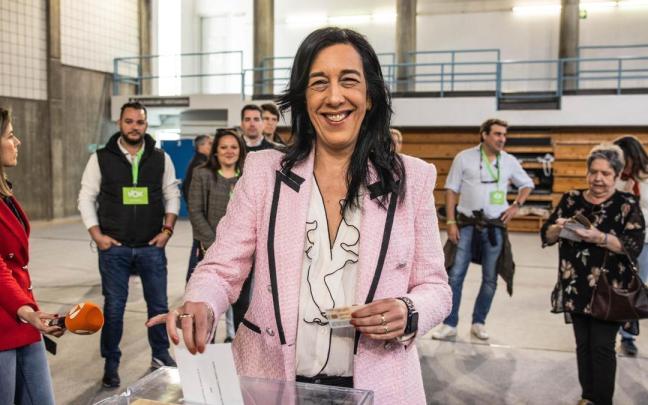 Amaia Martínez deposita su voto en Gasteiz.