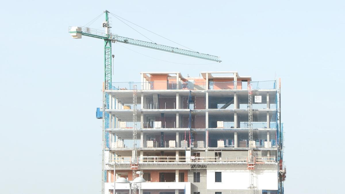 Un edificio de pisos en construcción.