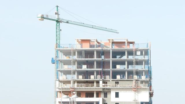 Un edificio de pisos en construcción.