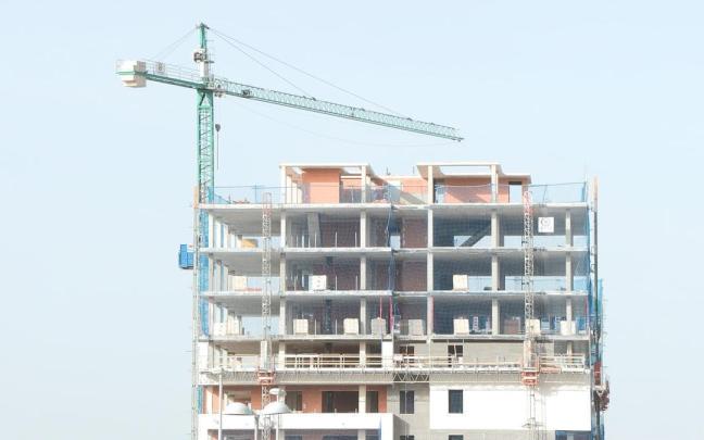 Un edificio de pisos en construcción.
