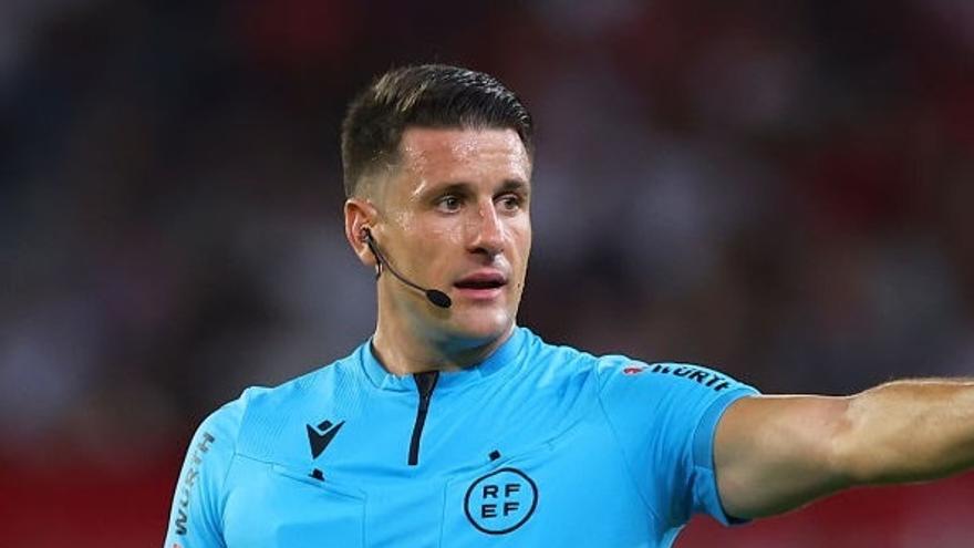 El colegiado Isidro Díaz de Mera Escuderos, del Comité de Castilla-La Mancha, dirigirá este sábado el partido que enfrentará a la Real Sociedad y Osasuna en Anoeta