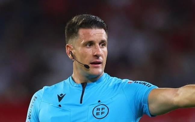 El colegiado Isidro Díaz de Mera Escuderos, del Comité de Castilla-La Mancha, dirigirá este sábado el partido que enfrentará a la Real Sociedad y Osasuna en Anoeta