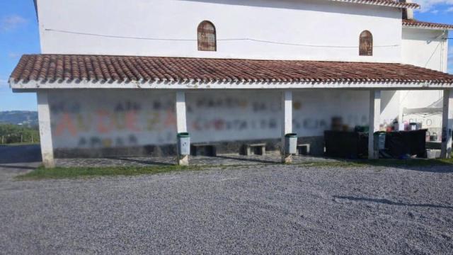 La pared de Azkorte con las pintadas difuminadas.