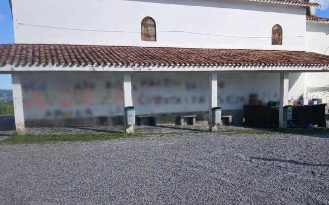 La pared de Azkorte con las pintadas difuminadas.