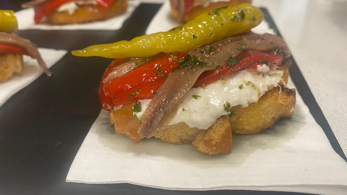 El bar El Mojito ofrece una tosta de pan con anchoas.