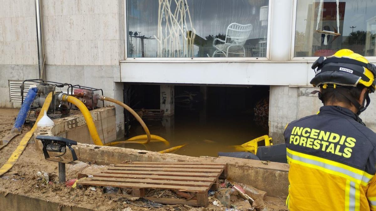 Bombero del Ibanat participa en las tareas de limpieza en una localidad afectada por la DANA de Valencia.