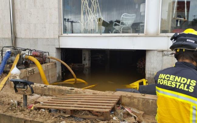 Bombero del Ibanat participa en las tareas de limpieza en una localidad afectada por la DANA de Valencia.