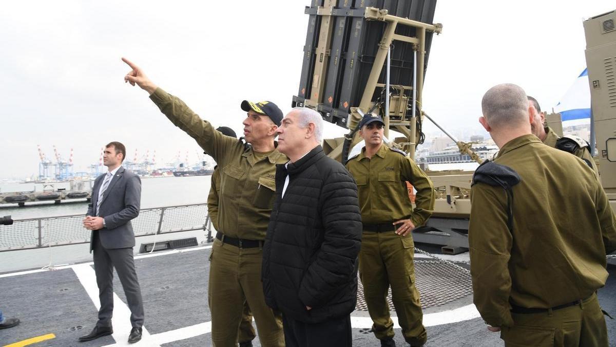 El vicealmirante israelí Eli Sharvit y y el primer ministro de Israel, Benjamin Netanyahu, en una foto de archivo.