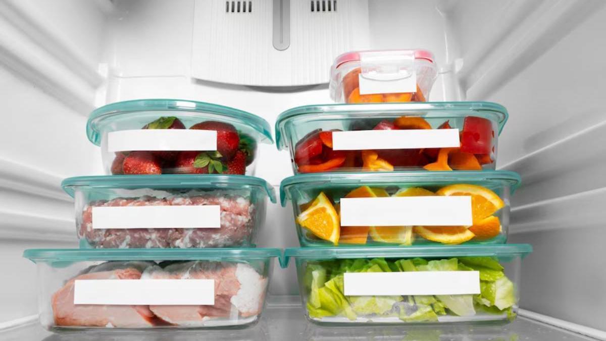 Tuppers con alimentos frescos en el congelador