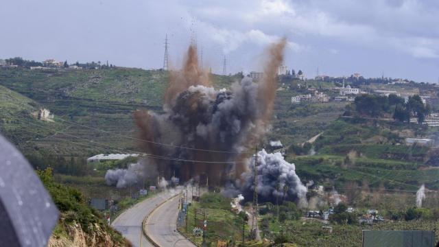 Una explosión durante un ataque aéreo israelí contra un puente sobre el río Litani en Qasmiyeh, en el sur del Líbano.