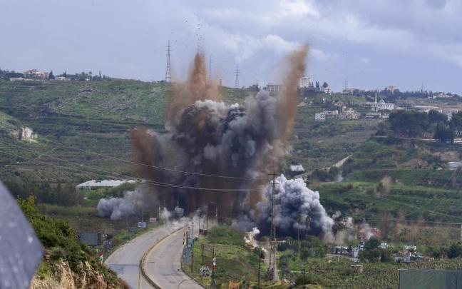 Una explosión durante un ataque aéreo israelí contra un puente sobre el río Litani en Qasmiyeh, en el sur del Líbano.