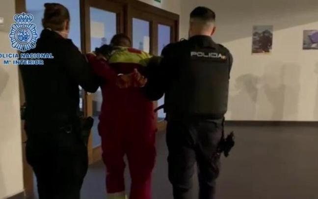 Momento en el que dos agentes detienen en 2021 a Gonzalo R. I.